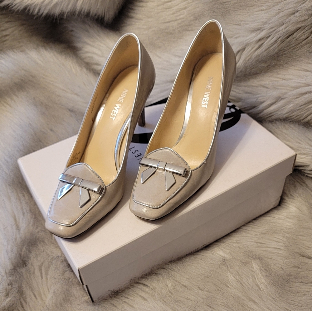NINE WEST Grey Heels with Bow Accent